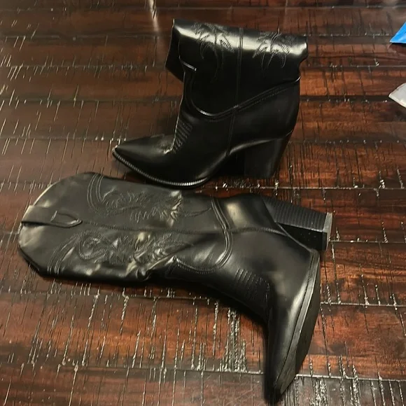 Black Heeled Boots with Chunky Heel and Western Design - Picture 4 of 4